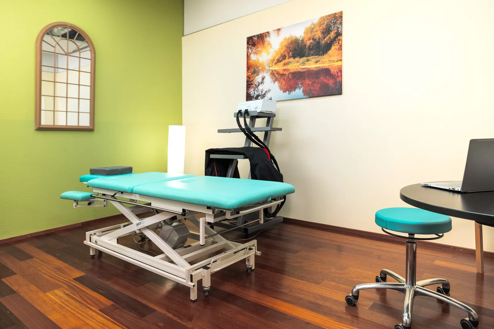Heller Behandlungsraum mit höhenverstellbarer Therapieliege im Gesundheitszentrum Unterentfelden
