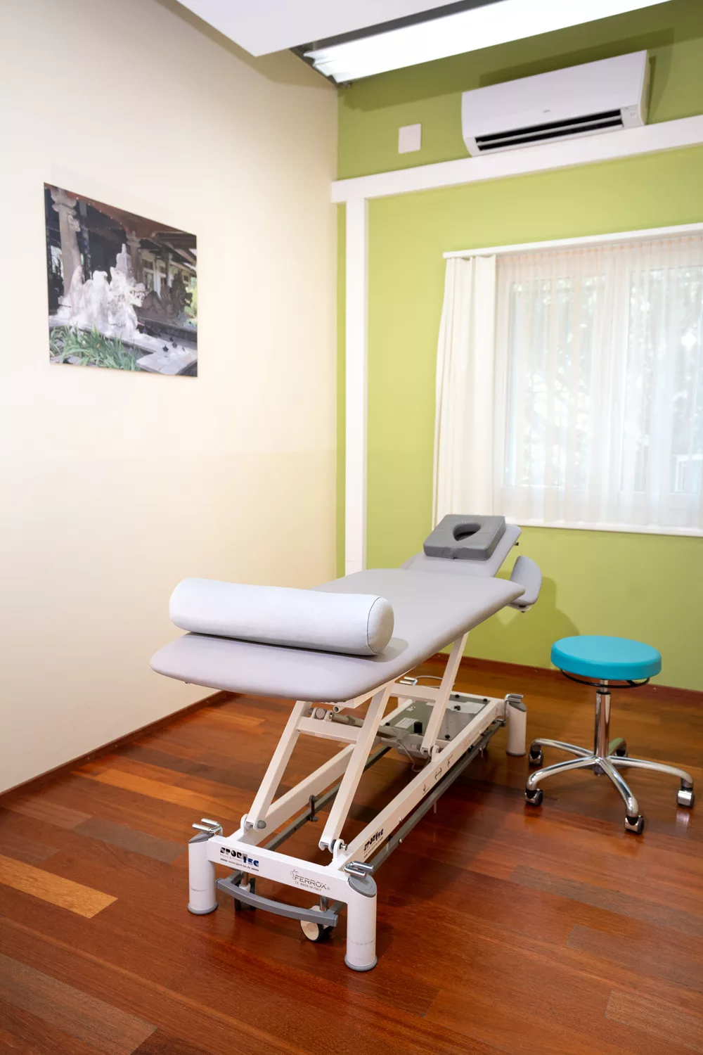 Massageraum mit Therapieliege und Tageslicht im Gesundheitszentrum Unterentfelden