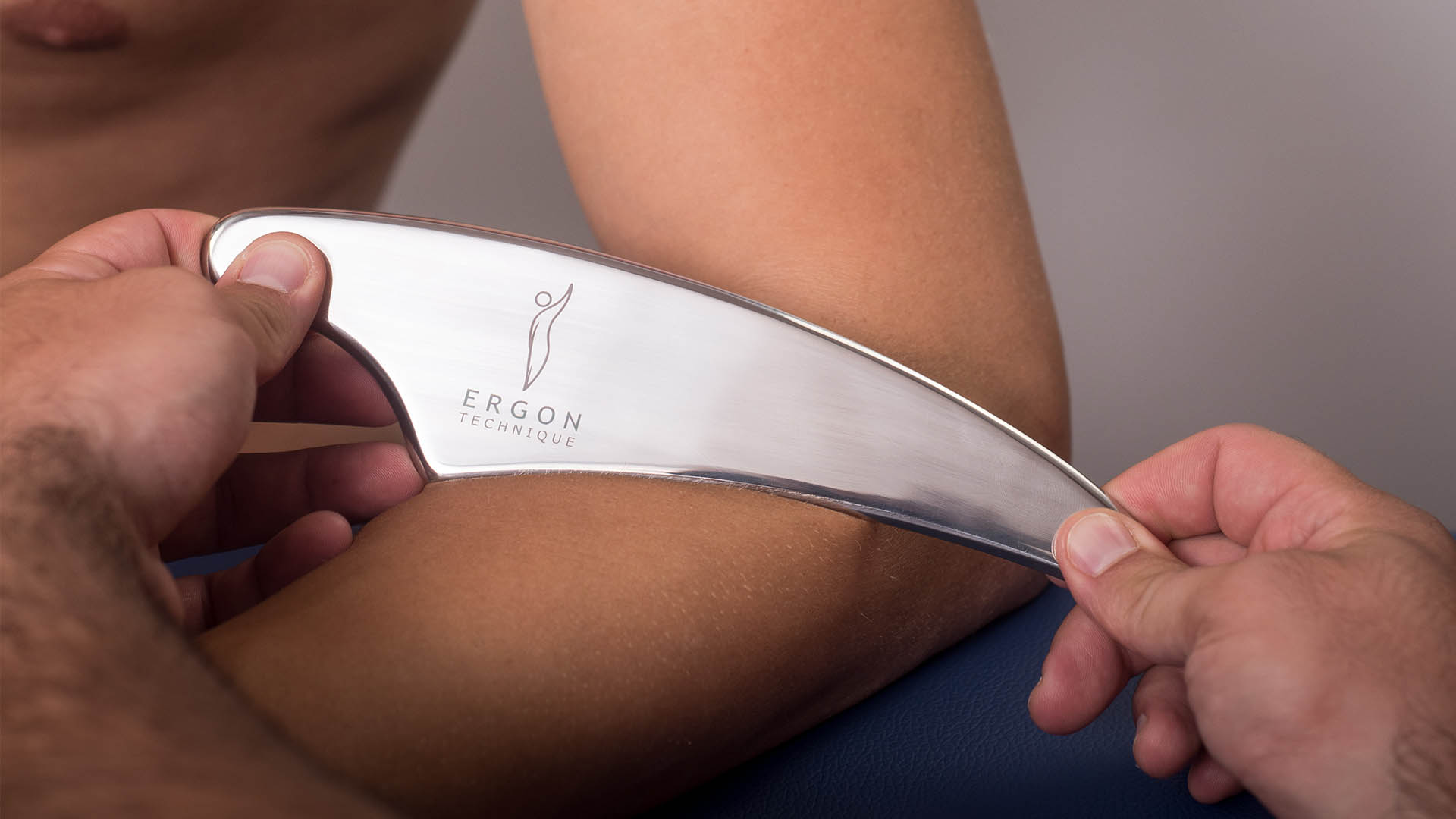 Faszienbehandlung am Unterarm mit einem ERGON-Technique-Instrument