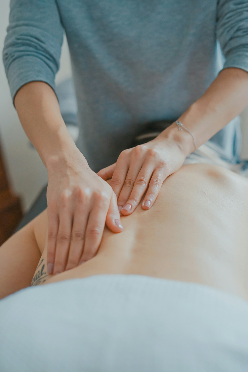Massage des Rückens mit beiden Händen